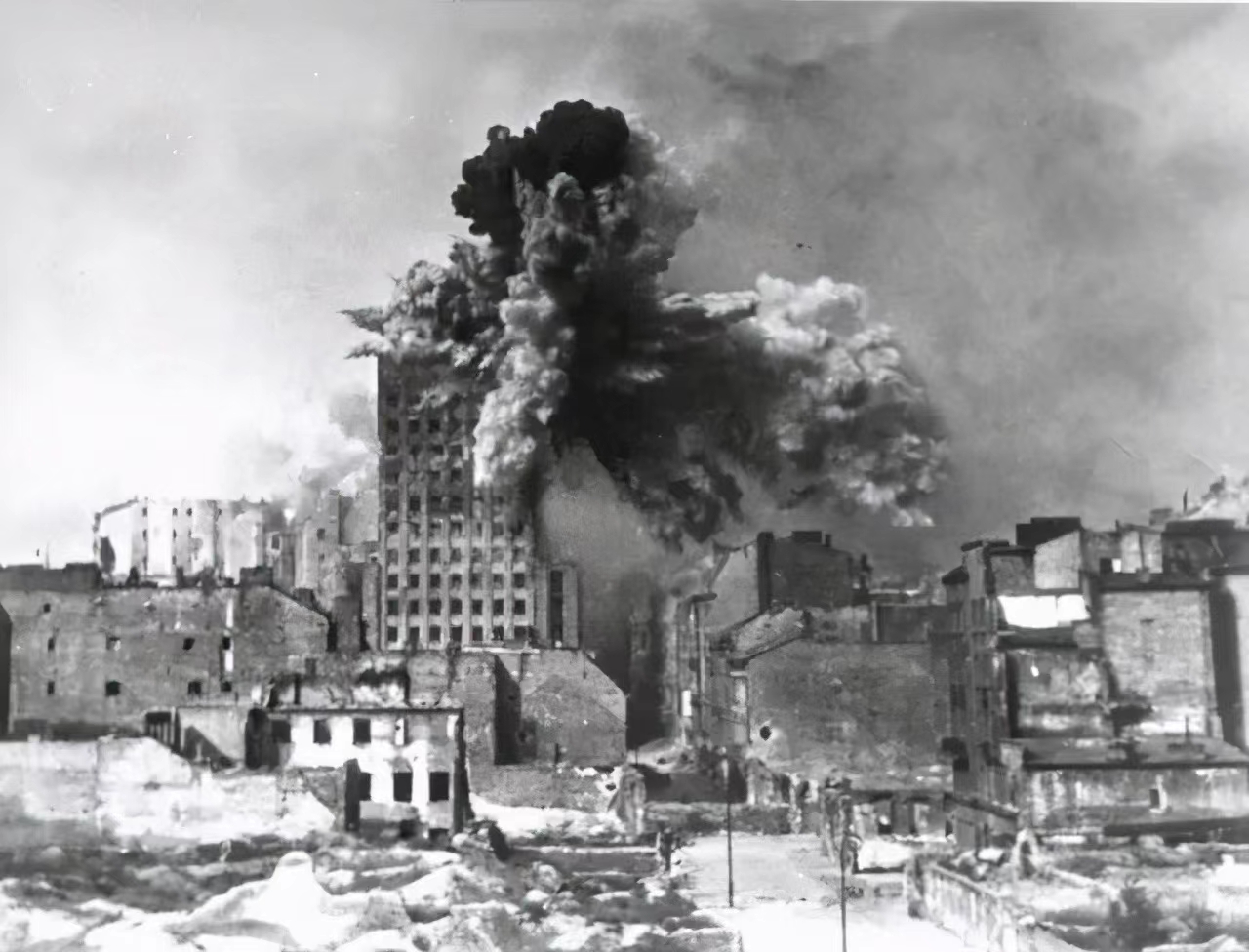 普鲁登夏尔大楼被炮弹击中